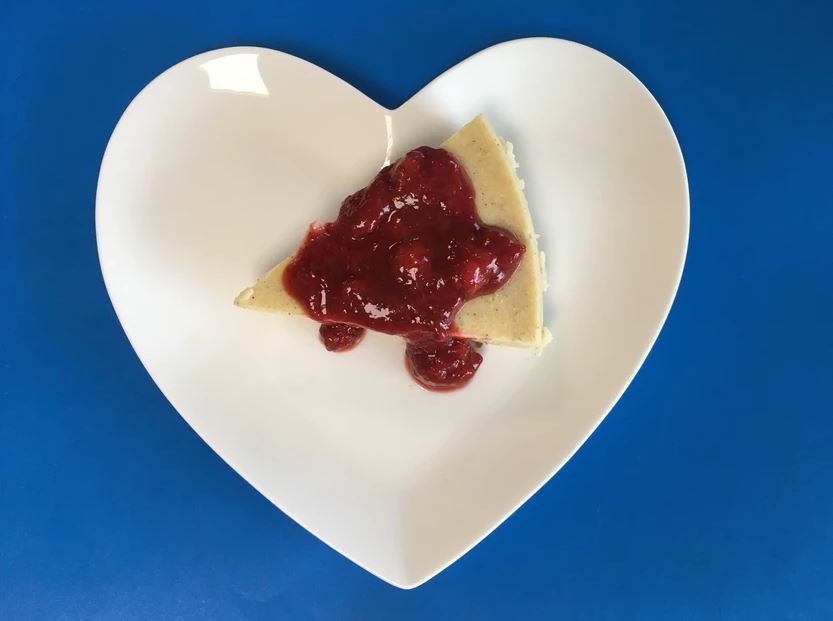 sernik jaglany z sosem truskawkowym