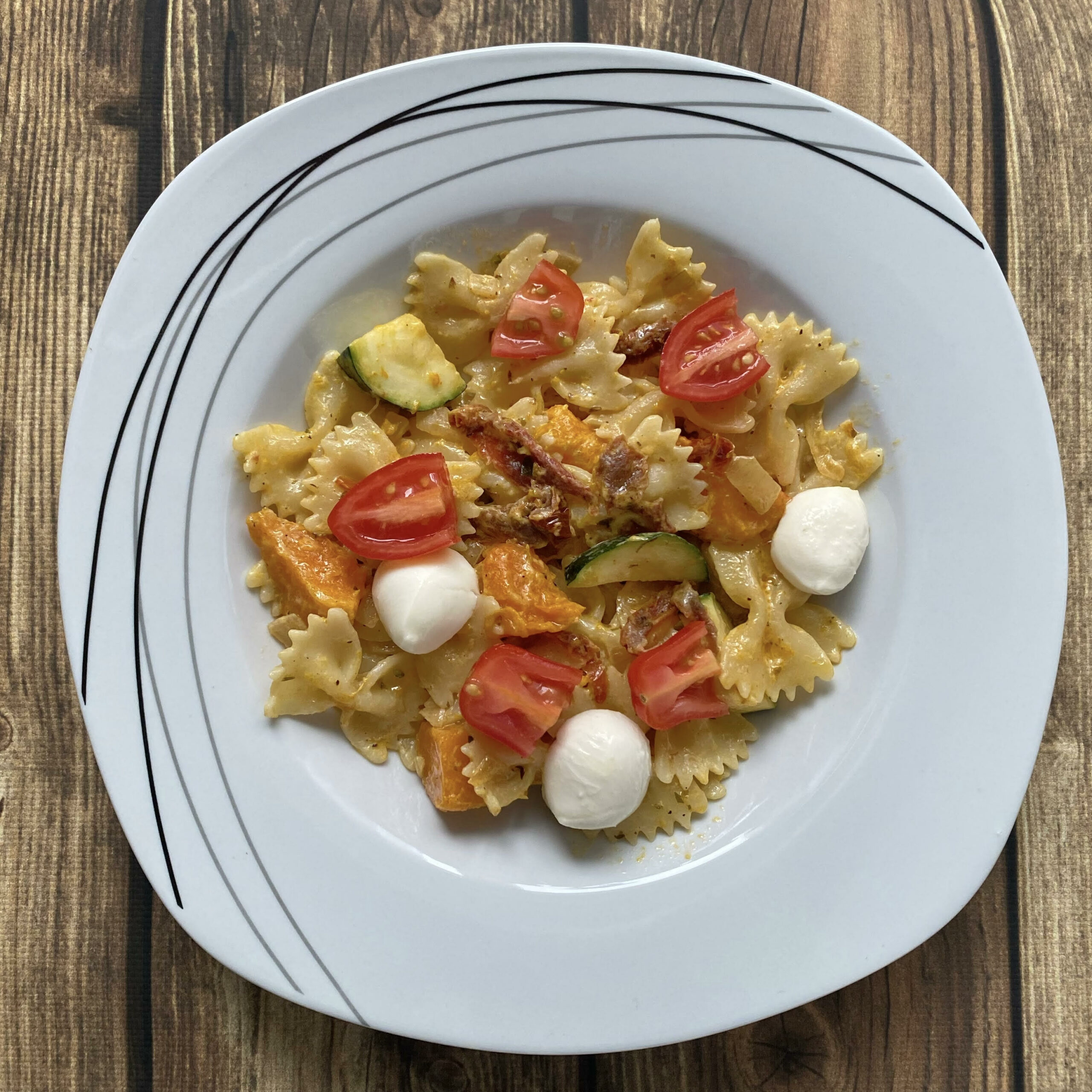 Makaron z pomidorkami i mozzarellą – obiad lub kolacja w 15 minut